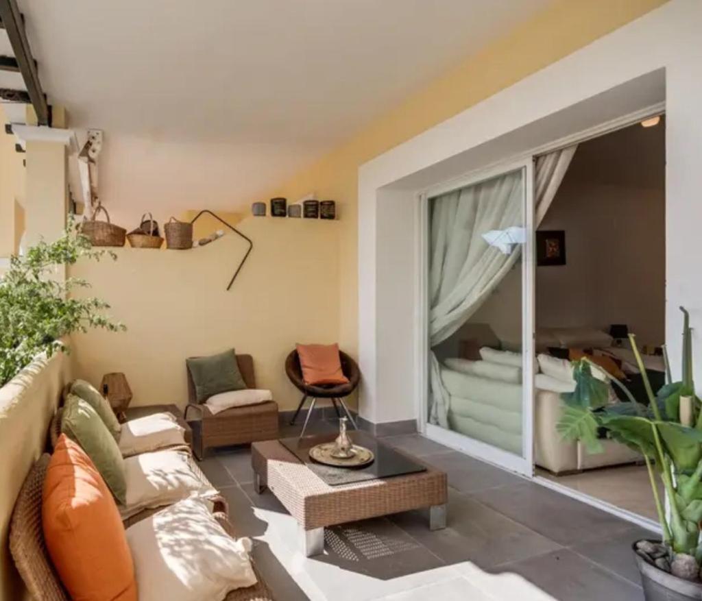 Bedroom, With A Share Bathroom In A Bed And Breakfast Place มาลากา ภายนอก รูปภาพ
